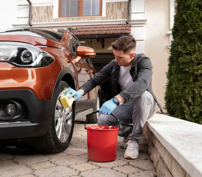 Lavage auto à domicile La Bussière : professionnel intervenant sur un véhicule